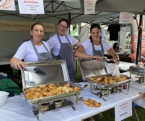 Gigantyczne kolejki po pierogi w Biesowie. Przygotowano ich ponad 50 tysięcy. Zobacz zdjęcia!