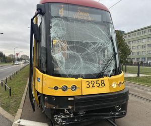 Tramwaj uderzył w busa na Annopolu. Poważny wypadek, motorniczy ranny