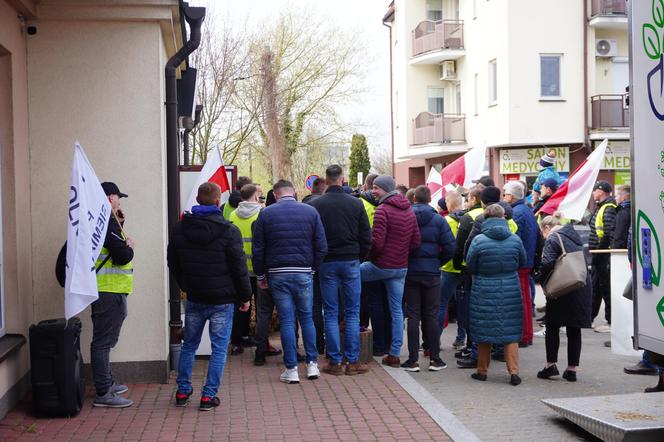 Protest rolników w Białymstoku. Siano i obornik przed biurem marszałka Hołowni