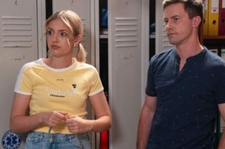 Na sygnale. Nietypowy wypadek. Telewizor spadł na... samochód