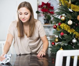 Tak usuniesz tłuszcz z kuchennych szafek i stołu. Zmieszaj te składniki a zrobisz uniwersalny płyn do sprzątania o świątecznym zapachu