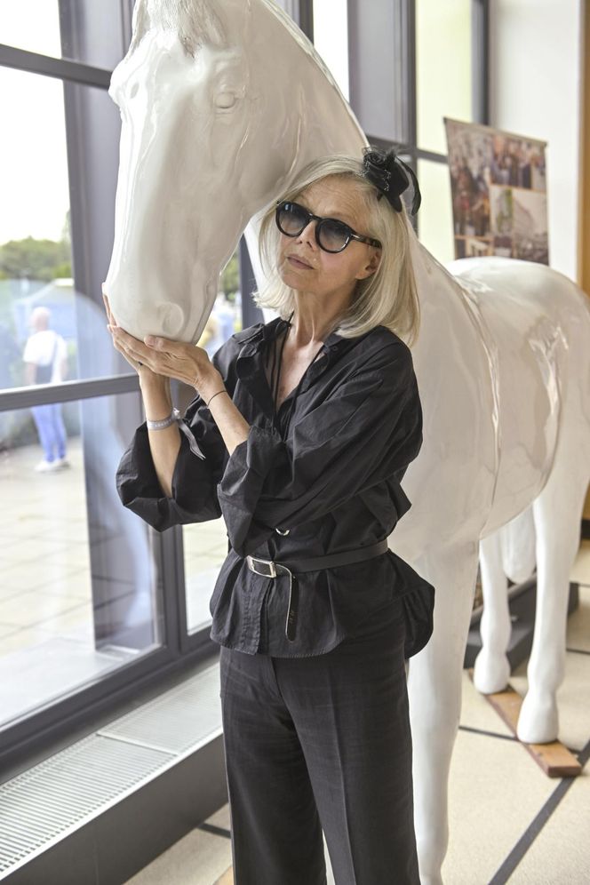 Weronika Rosati z rodzicami na Derbach w Warszawie. Na czerwonym dywanie pojawił się tłum gwiazd!