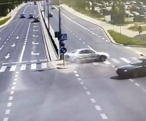 Kobieta wjechała na skrzyżowanie na czerwonym. Kraksa na al. Warszawskiej w Olsztynie. Do sieci trafiło nagranie