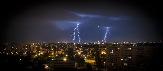 Błyskawice nad Poznaniem - niezwykłe zdjęcia nocnej burzy! [GALERIA ZDJĘĆ]