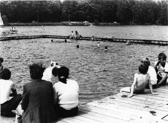 Fotografie prezentujące dzieci i dorosłych wypoczywających na plaży w Antoninie w 1980 r. APK, Urząd Wojewódzki w Kaliszu