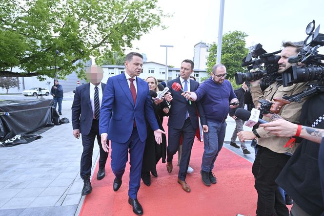 Wielkie wejście Trzaskowskiego do TVP. Zdjęcia uchwyciły każdy krok