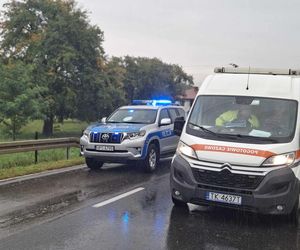 Wypadek w Mircu! Przewróciła się ciężarowka z drewnem, uszkodziła gazociąg