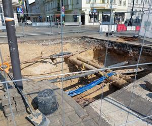 Ulica Gdańska rozkopana. Sprawdziliśmy, jak radzą sobie piesi, rowerzyści i pasażerowie