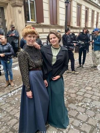 Polowanie na ćmy na planie. Hela Brzozowska (Melania Grzesiewicz), Antosia (Kamila Jarosińska)