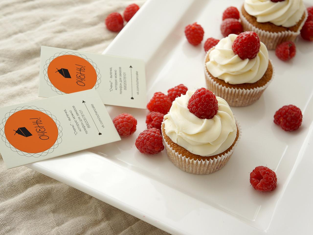 Muffiny malinowe z kremem śmietanowym: przepis