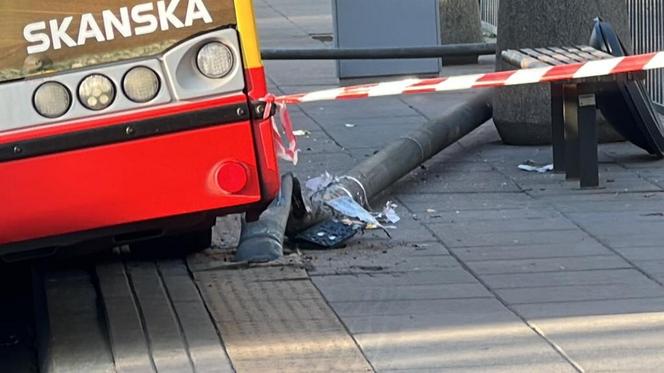 Kierowca autobusu miejskiego gruchnął w latarnię. Ta runęła na kobietę!