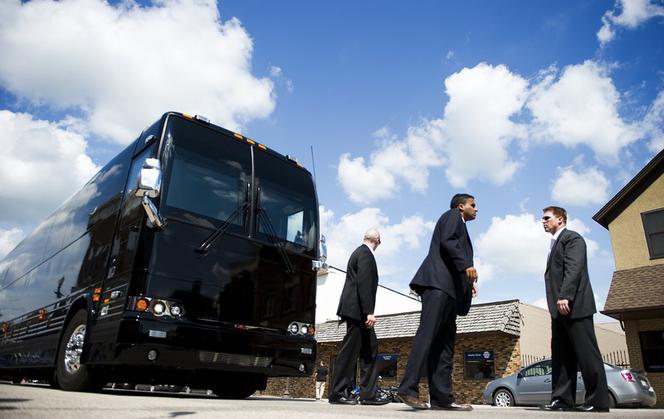 Autobus Baracka Obamy otoczony przez agentów Secret Service