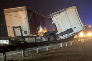 Dwie ciężarówki zderzyły się we mgle na autostradzie A1. Droga zablokowana