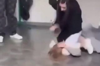 Nastolatki pobiły się w szkole.