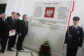 Tablica upamiętniająca posłów, którzy zginęli w Smoleńsku odsłonięta w Sejmie – zniknęły zdjęcia posłów PiS