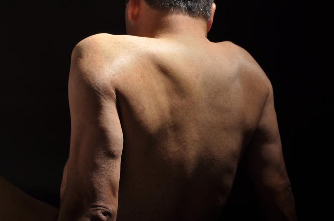 Jędrzejów. Wjechał między ludzi zupełnie nagi! Dzień później pojechał goły do lekarza...