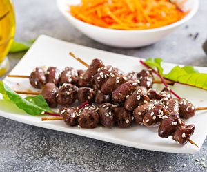 Szaszłyki z kurzych serduszek: przepis na grillowane serduszka po brazylijsku