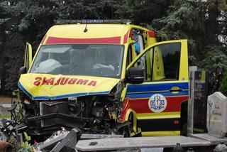 Mazowieckie: karetka wjechała w nagrobki. Duże zniszczenia