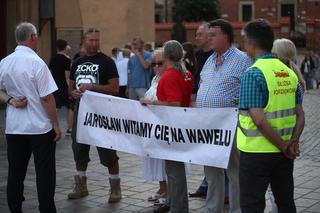 Kraków: Sąd podjął KONTROWERSYJNĄ decyzję w sprawie osób blokujących drogę na Wawel