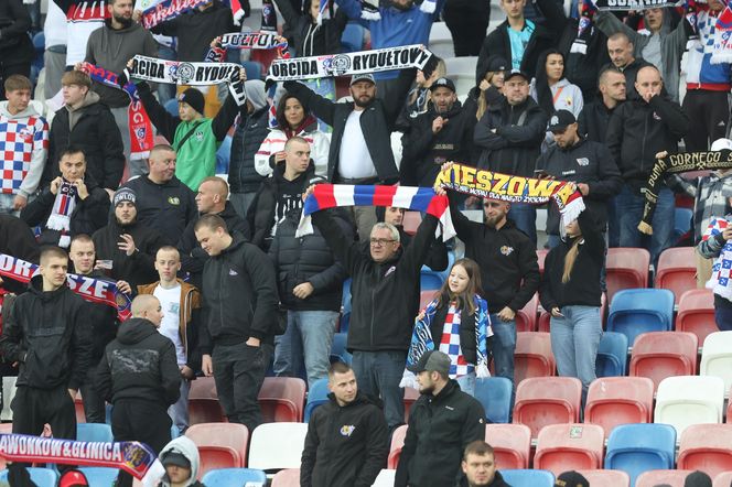 Górnik Zabrze zmierzył się z Zagłębiem Lubin. Kibice rozgrzewali piłkarzy z trybun