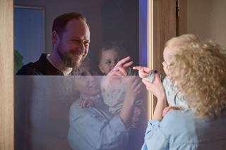 Na Wspólnej odc. 3596: Paweł (Grzegorz Kwiecień), Beata (Katarzyna Ptasińska), Gucio (Julian Studziński)