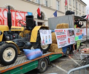 Protest rolników 20 marca przed Lubelskim Urzędem Wojewódzkim w Lublinie