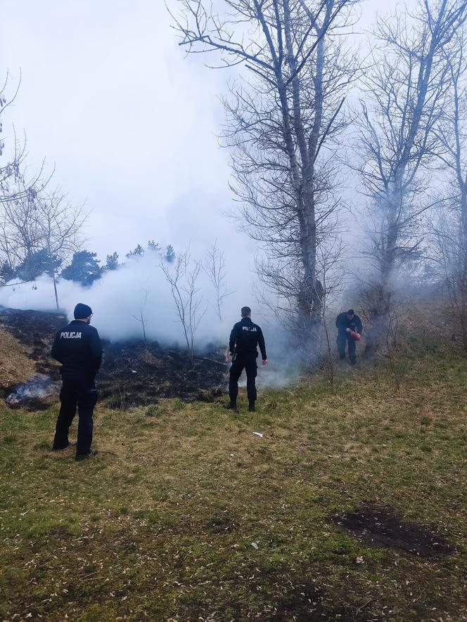 Policjanci gasili pożar