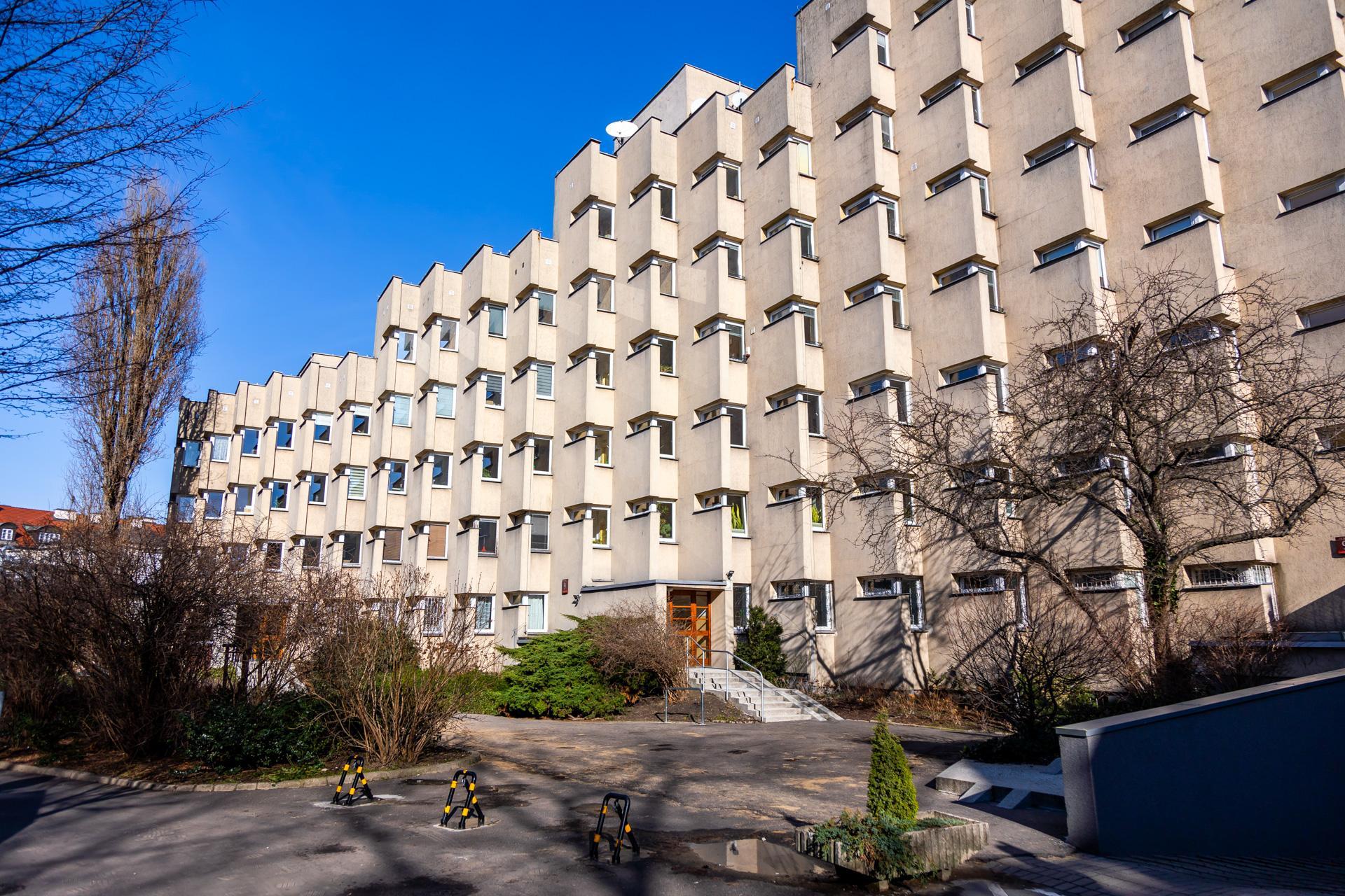 Blok PRL na ul. Koziej 9 - zobacz budynek, który z zmienia się wraz z punktem widzenia