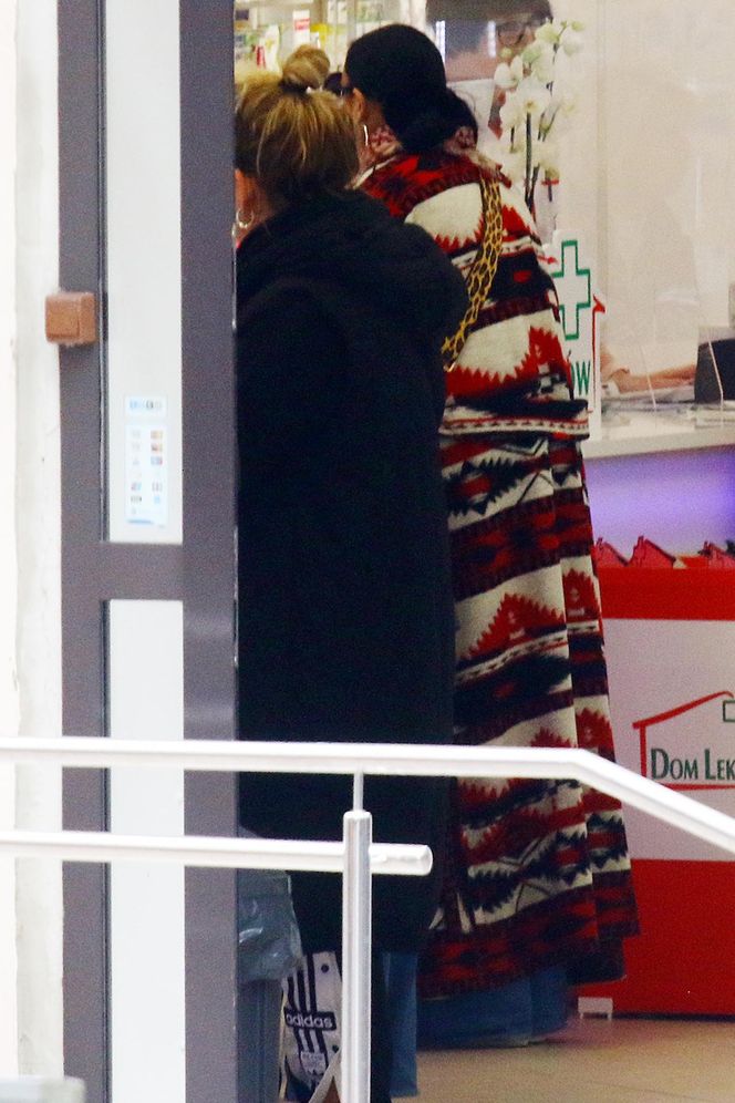 Kayah. Leczyła gardło i opalała kolana