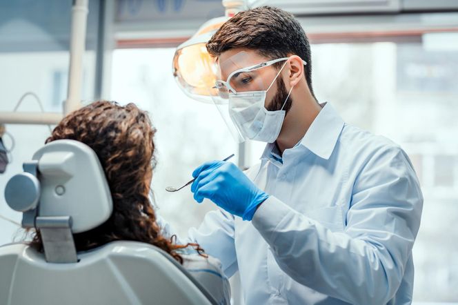 22-latek udawał dentystę, zarobił miliony. „Zęby, które mi zrobił, są świetne”