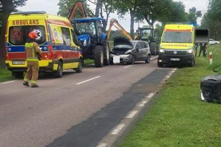 W wyniku wypadku droga wojewódzka nr 698 została całkowicie zablokowana. Policjanci kierują na objazdy