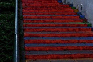 Dewastacja słynnej atrakcji Krakowa. Tęczowe schody przemalowano na barwy narodowe