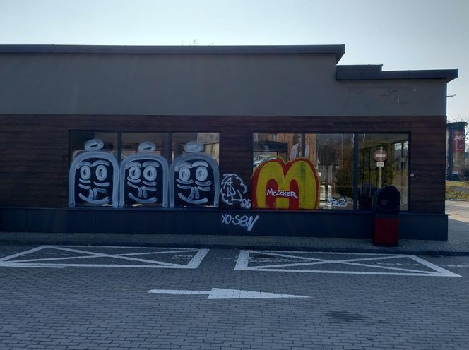 Opuszczony budynek KFC w Sopocie. Kultowe miejsce pokryło graffiti 