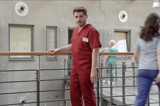 Pierwsza miłość, odcinek 3640: Kacper (Damian Kulec), pielęgniarka Barbara (Anna Jarosik)