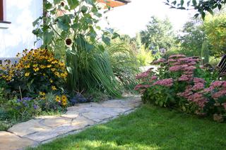 Urządzanie ogrodu: sprytne sposoby na to, by ogród wyglądał od razu na starszy