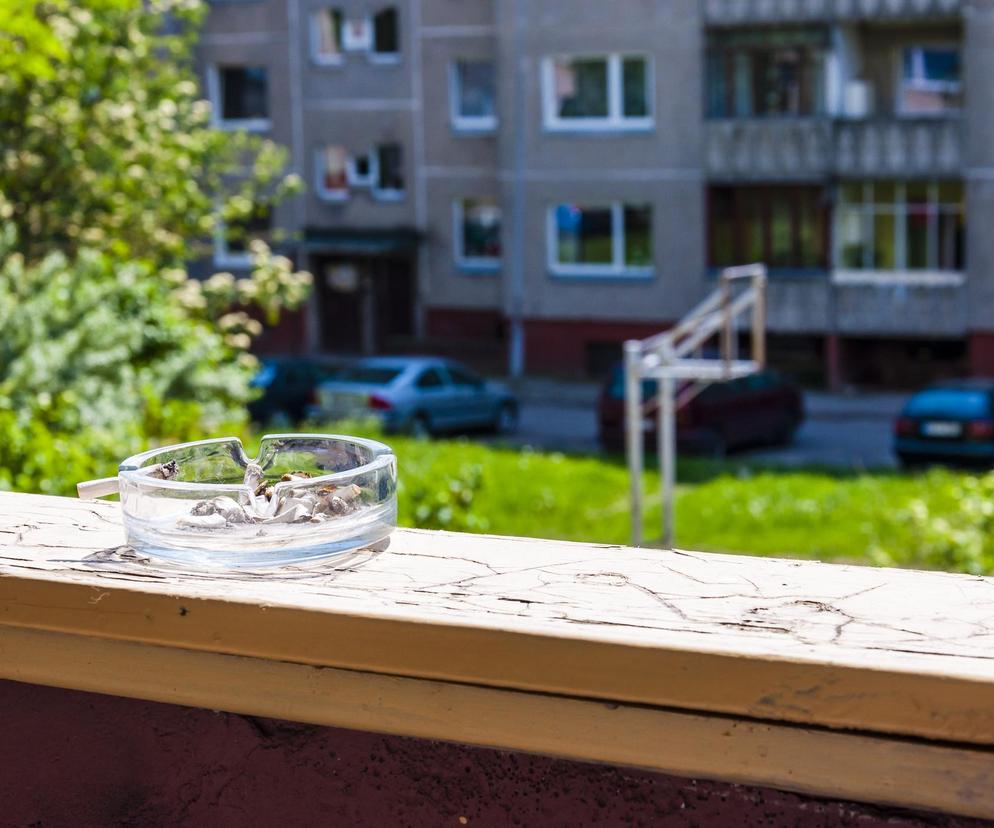 Popielniczka na balkonie