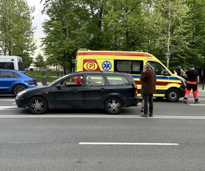 Piesza wbiegła pod samochód w centrum Warszawy