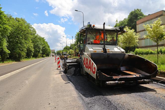 Trwa przemiana ul. Lutomierskiej. Drogowcy pracują przy nowej nawierzchni [ZDJĘCIA]