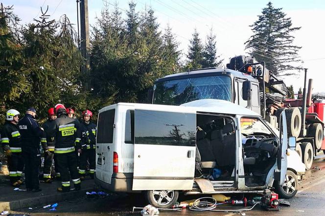 Wypadek w Birczy: Zderzenie TIR-a z busem. Dwie osoby nie żyją