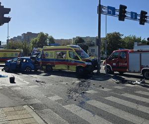 Zderzenie karetki z osobówka - 5 osób przewiezionych do szpitala