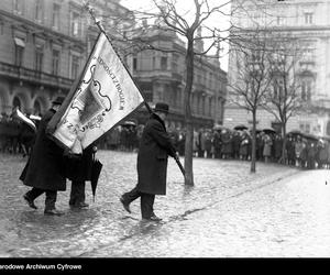 Jak dawniej wyglądała tradycyjna zmiana warty na Rynku Głównym i przystrajanie Krakowa z okazji 11 listopada? Te zdjęcia to skarb!