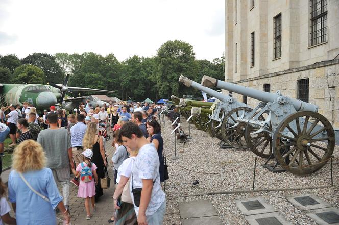 Armaty zagrzmiały w Warszawie. Obchody święta Wojska Polskiego