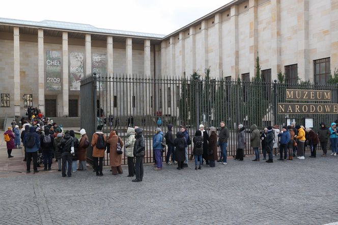 Warszawiacy szturmowali muzeum. Gigantyczne kolejki w ostatnim dniu wystawy obrazów Chełmońskiego