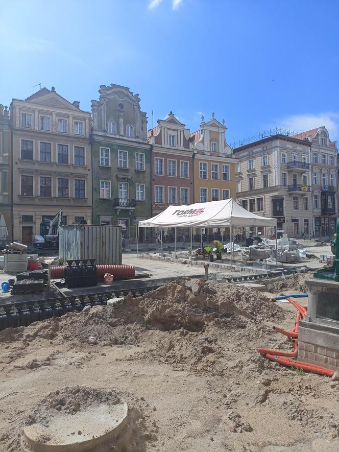 Kładą kostkę granitową na Starym Rynku w Poznaniu