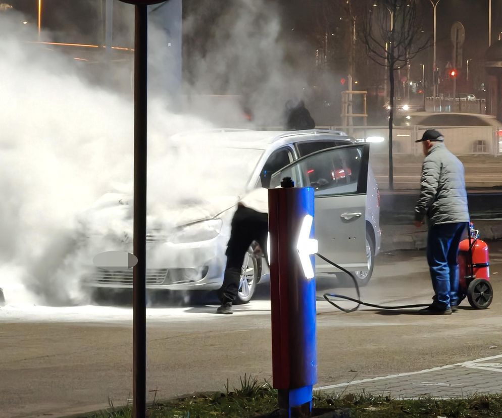 Pożar samochodu przy stacji benzynowej w Warszawie