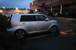 Strażnicy miejscy szukają kierowcy „zabetonowanego” auta 