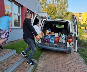 Pomoc dla powodzian w Bełchatowie. Drzwi szkół praktycznie się nie zamykają! Mieszkańcy miasta ruszyli z pomocą [ZDJĘCIA]