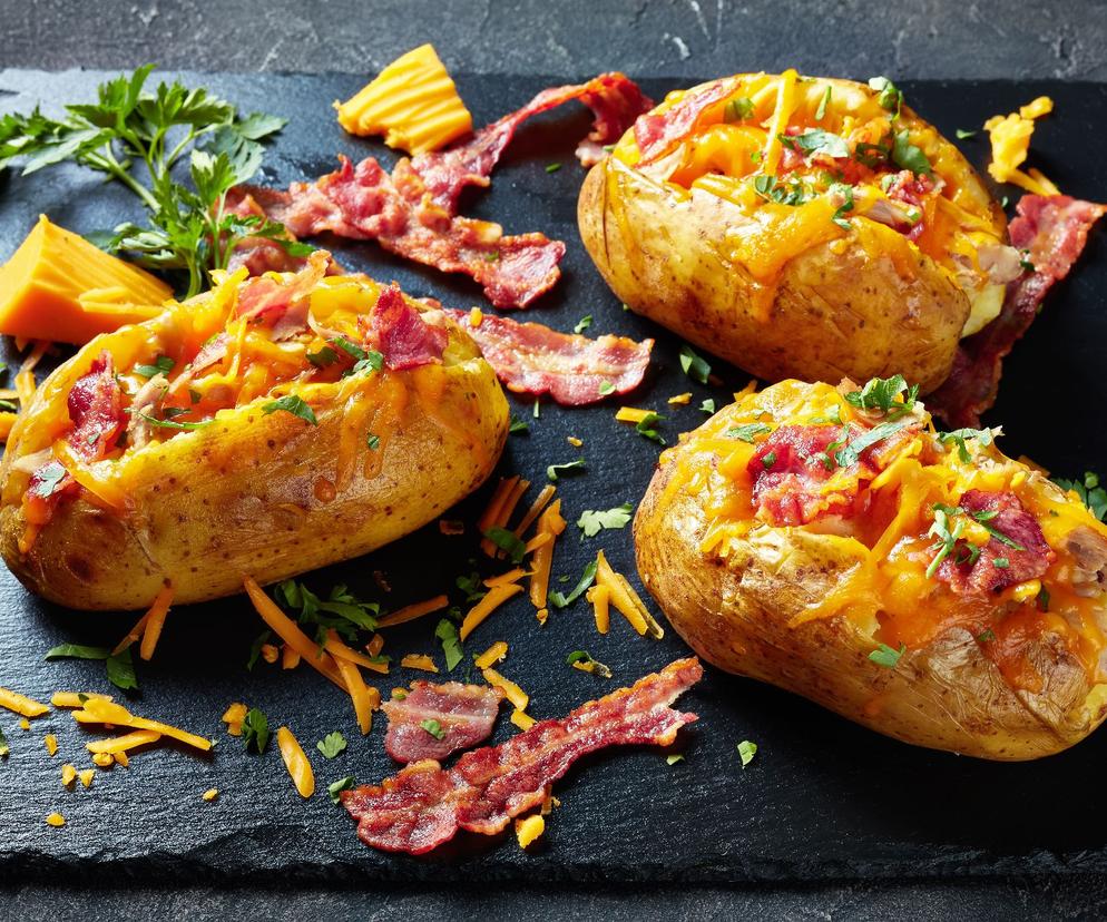 Kurczak po zbójnicku, zapiekany w ziemniakach. Idealny na rodzinny obiad albo imprezę