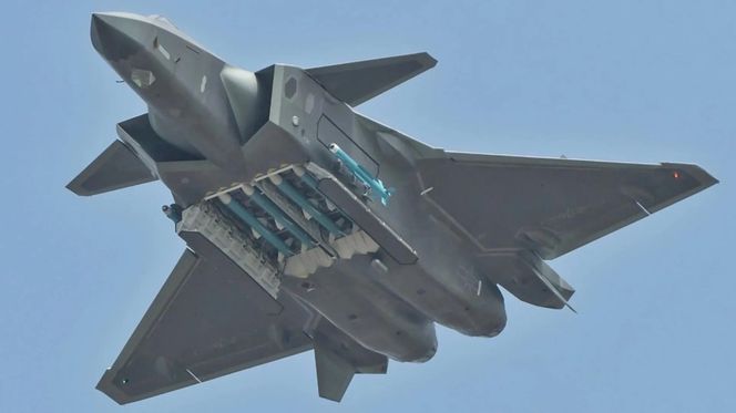 J-20 z pociskami PL-15