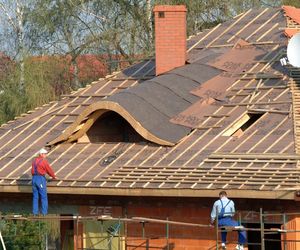 Dekarz. Jakie prace na dachu wykonuje? Ile może zarobić dekarz? Jest nowy zawód – technik dekarstwa